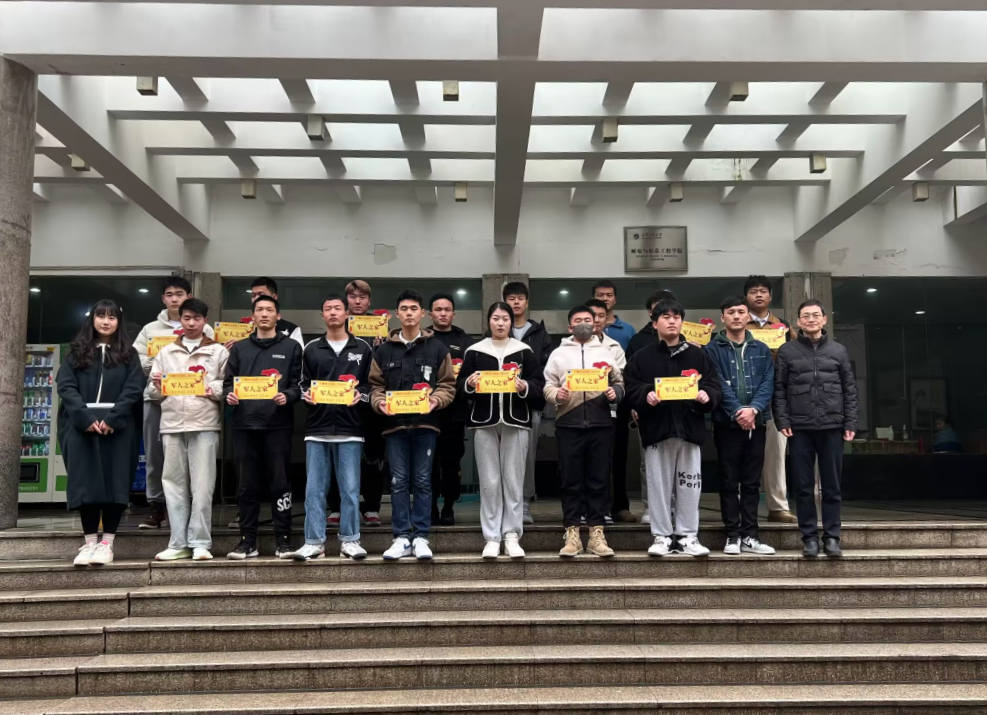 球王会举行了退伍复学员工座谈会暨“光荣之家”宿舍挂牌仪式