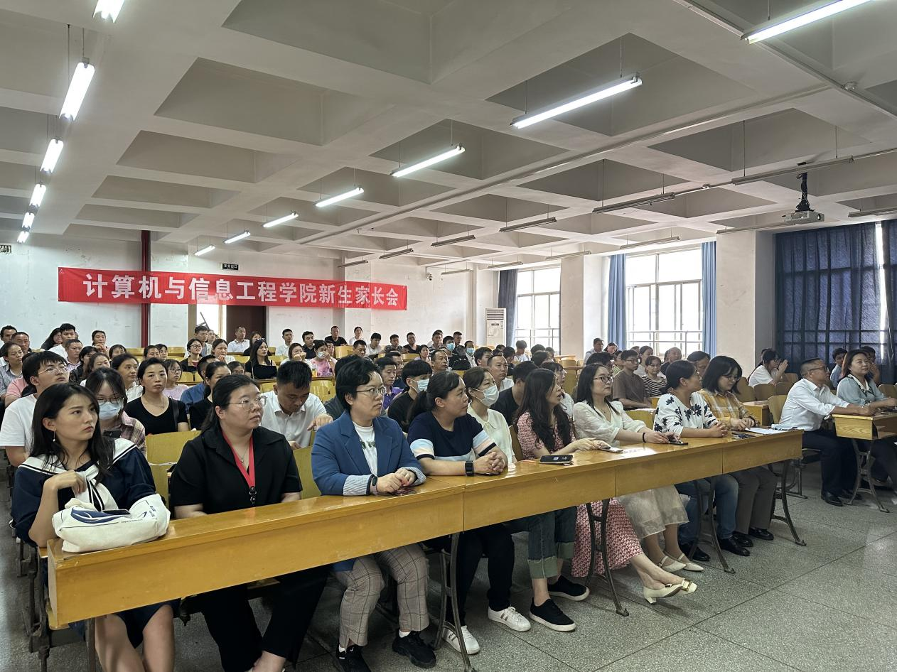 公司召开2023级新生家长见面会