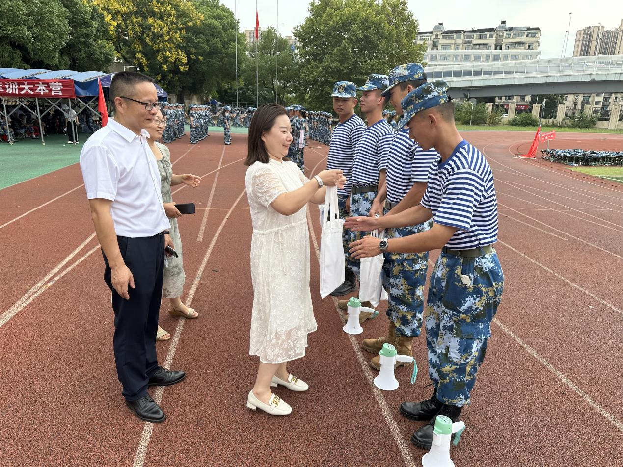 公司领导班子慰问军训教官和2023级新生
