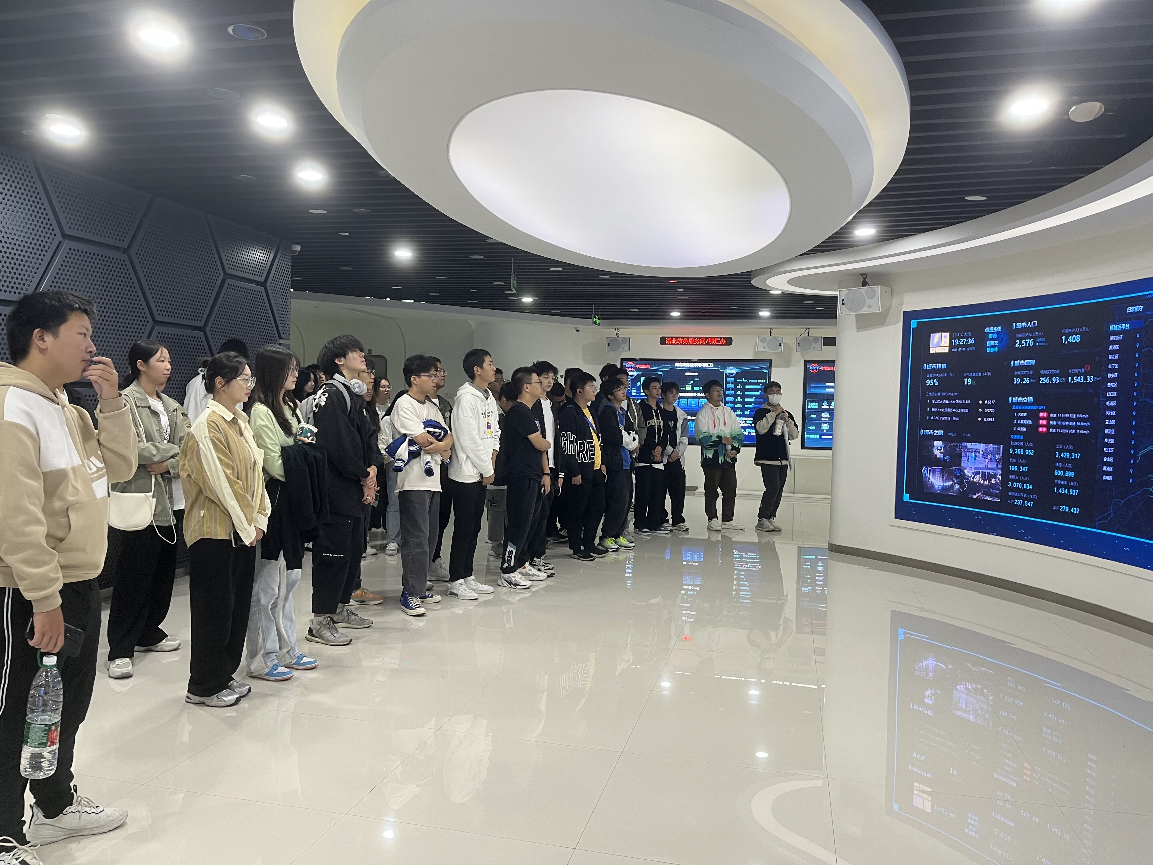 了解专业前景 感受工匠精神——球王会组织员工参观中信科集