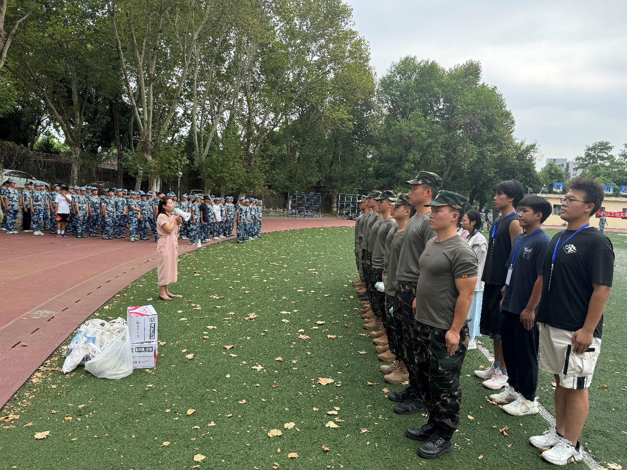 公司领导慰问军训师生